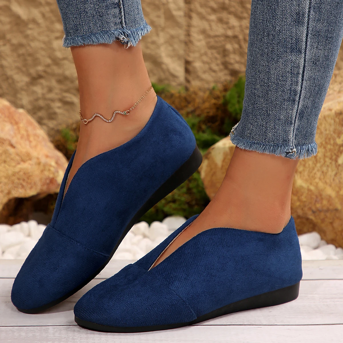 Plus-Size-Damen-Slipper aus Wildleder, V-Ausschnitt, runde Zehen, weich und bequem, lässig, für den täglichen Gebrauch, zum Spazierengehen, in verschiedenen Farben erhältlich. – Detail 11