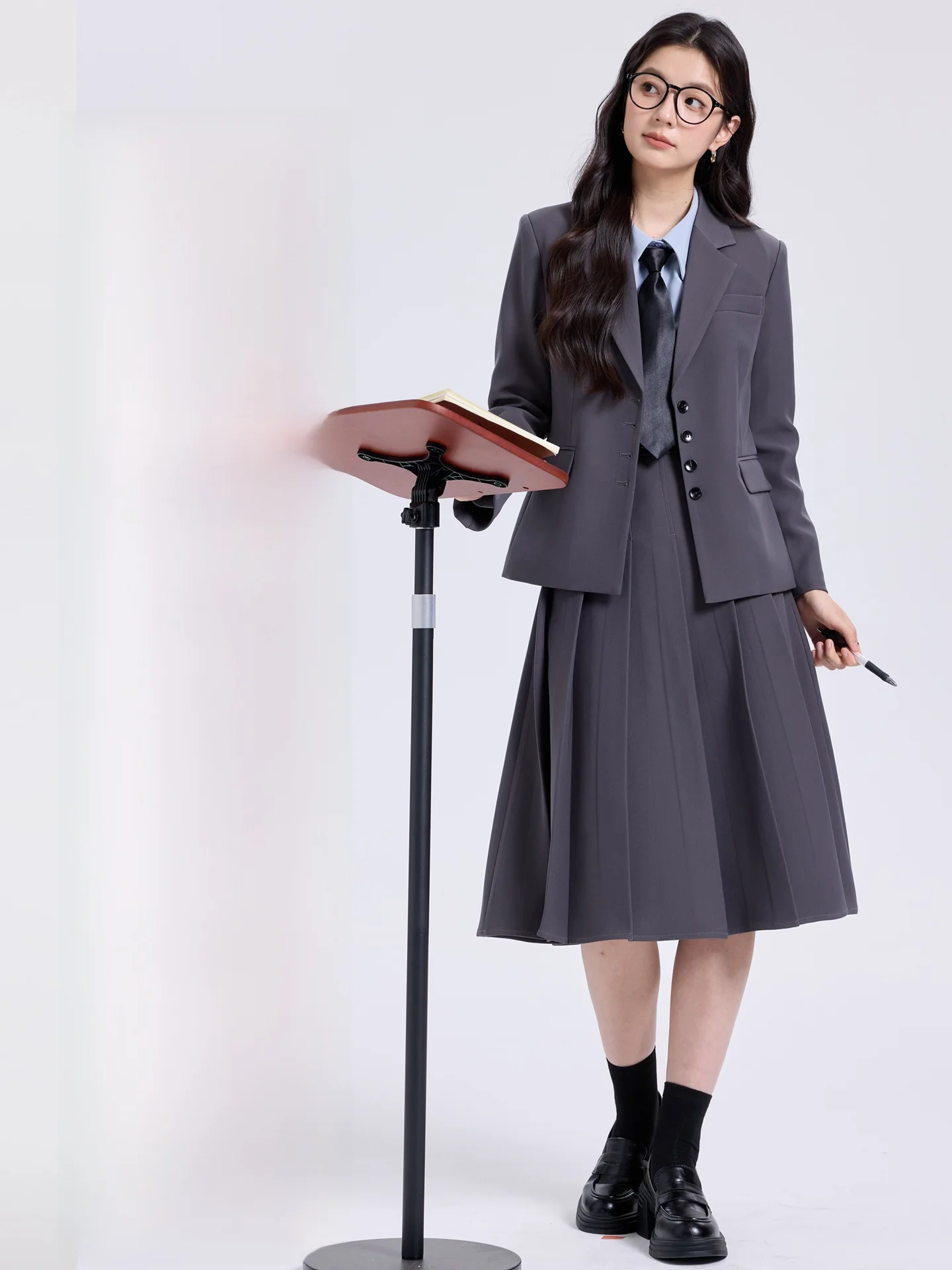 

Серый деловой костюм-двойка для женщин: наряд для собеседований и офиса, в студенческом стиле, из полиэстера, с длинным рукавом, прямым подолом и классическим отложным воротником