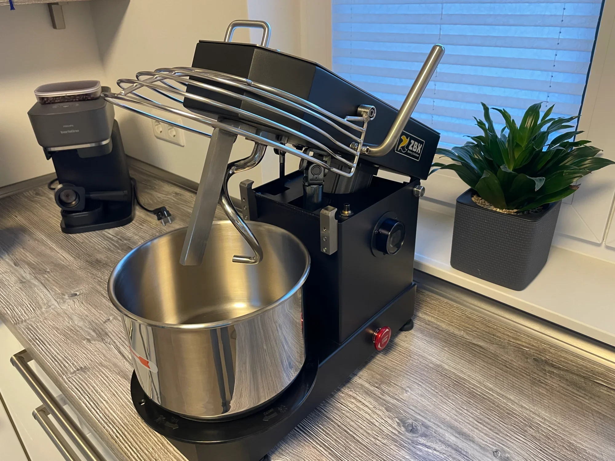 

Wholese Price Direct Supplier Lifting Tilt Head Brushless 7L 3Kg Home Use Bread Amasadora Dough Kneader Machine Spiral Mixer