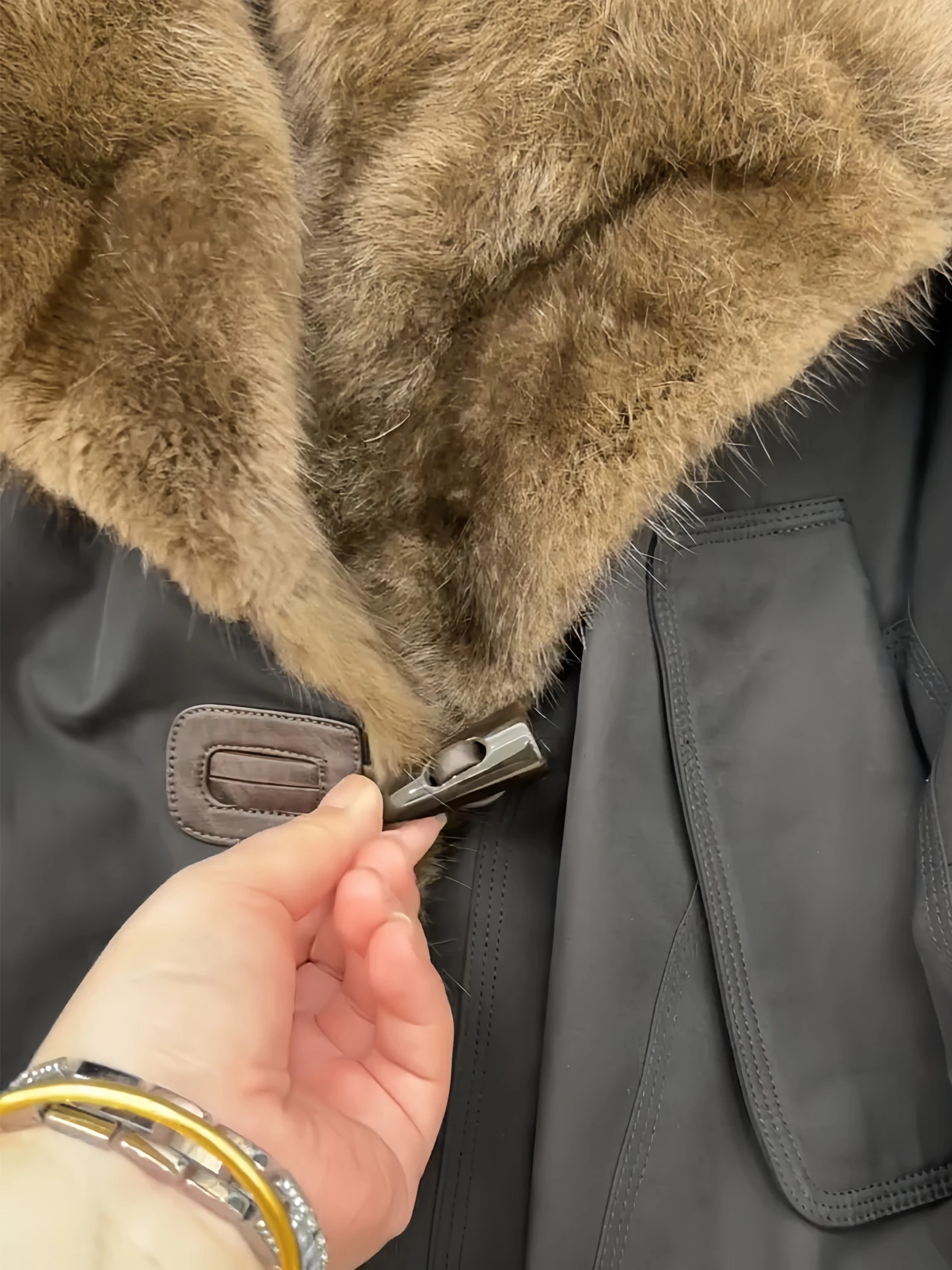 أزياء المرأة الخريف الشتاء أسفل معطف يندبروف الدافئة سترة منفوخة الإناث للماء رشاقته ريشة وهمية الثعلب الفراء طوق