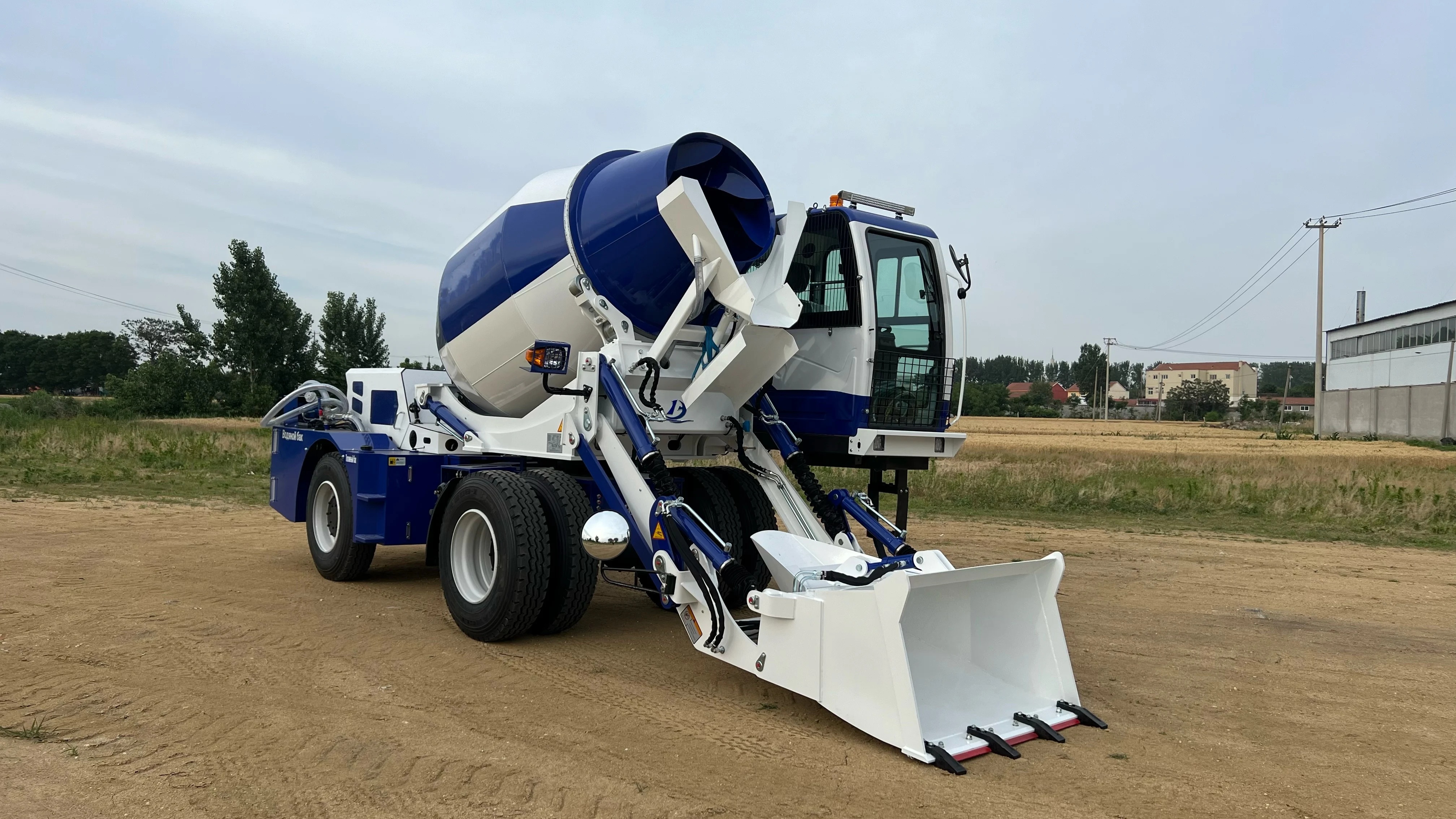 Wear Resistant Self Loading Concrete Mixer Truck for Long Time Outdoor Building Usage
