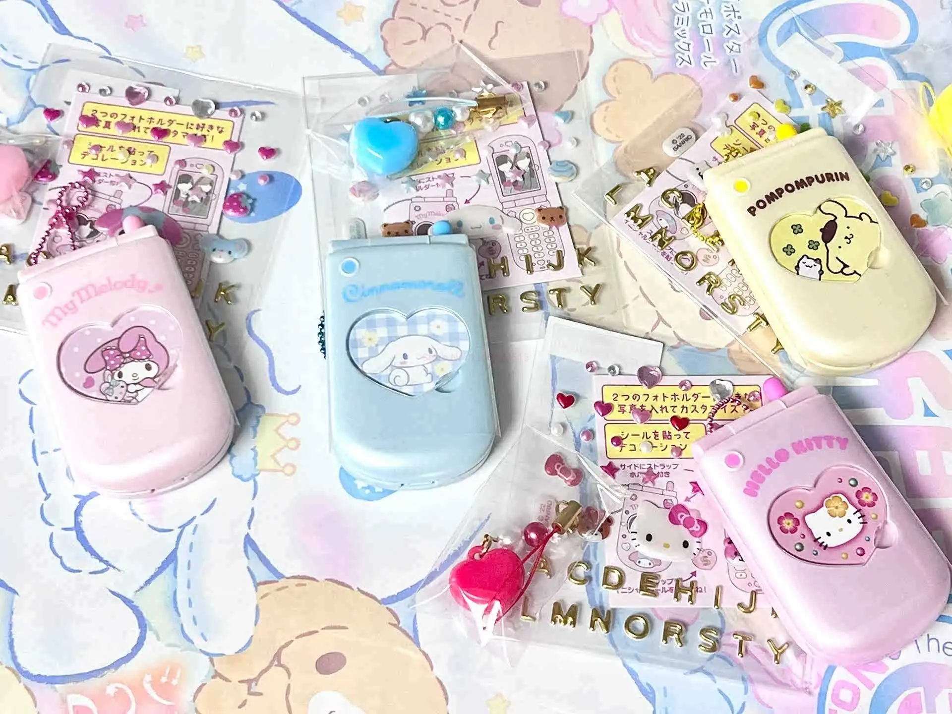 โมเดลโทรศัพท์มือถือแบบพับ Sanrio น่ารักเฮลโลคิตตี้คุโรมิของเล่นสติกเกอร์ DIY สำหรับผู้หญิงของฉันอุปกรณ์เสริมคอสเพลย์หัวใจสาวน่ารักฮาราจูกุสำหรับเป็นของขวัญเด็ก