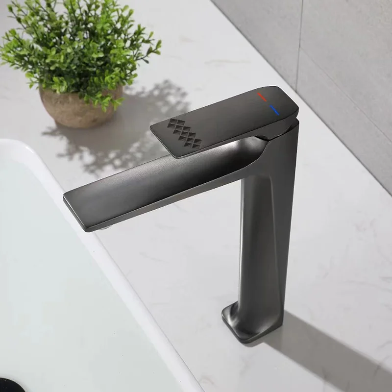 Elegant Design Sitting Basin Faucet Adjustable Temperature Hot And Cold Water Over-The-Counter Washbasin Metal Construction Taps