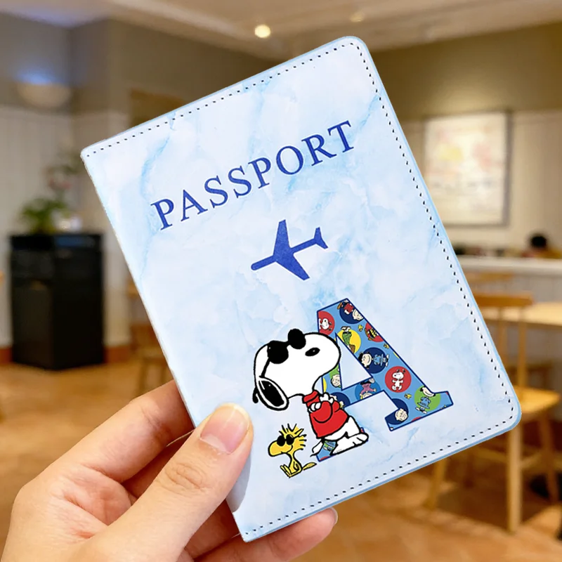 Capa de Passaporte PU do Snoopy para Homens e Mulheres, Organizador Protetor de Cartões e Documentos, Capa de Passaporte de Viagem com Estampa de Letras de Anime
