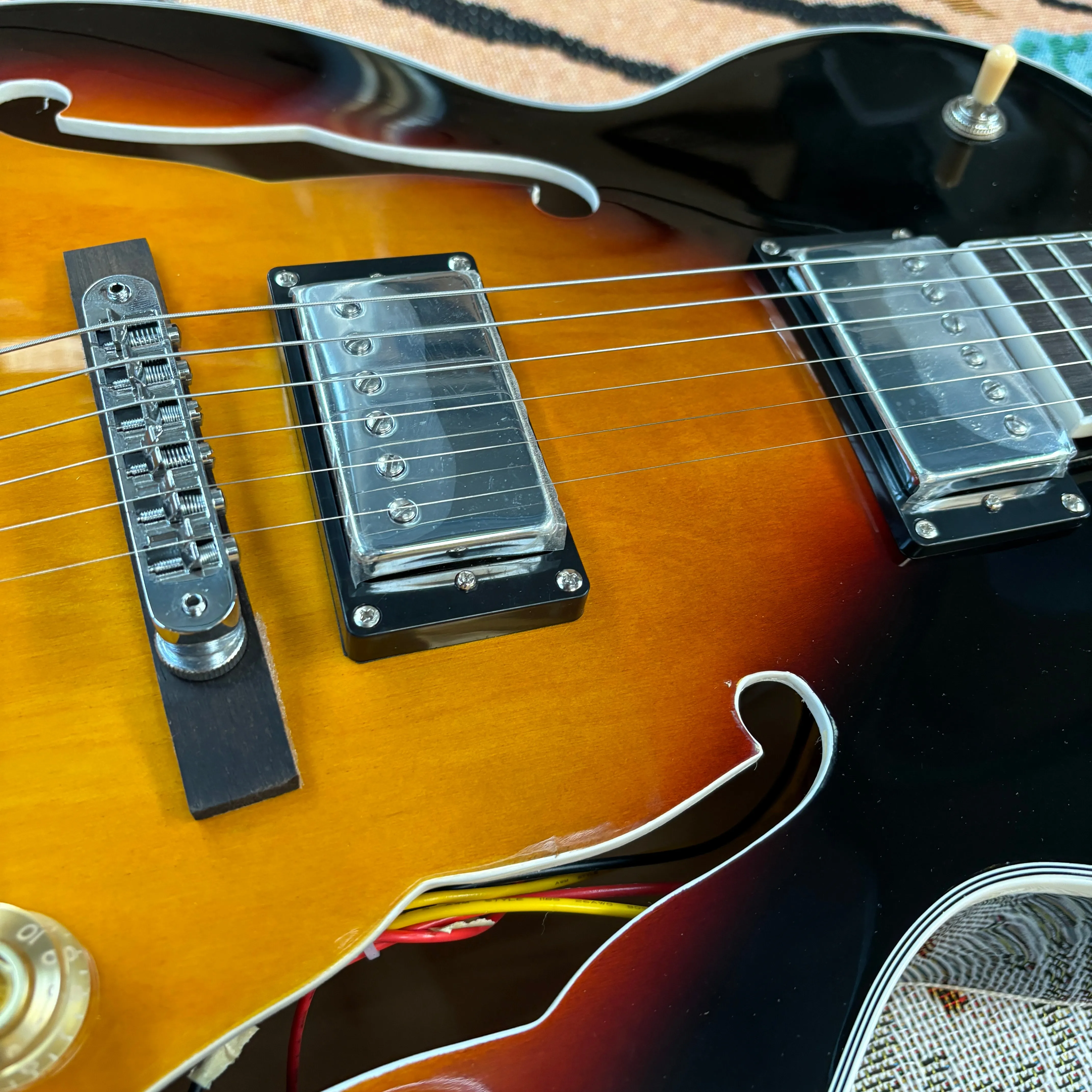 جيتار كهربائي مكون من 6 أوتار بلون غروب الشمس، عالي اللمعان، جيتار شخصي، جودة صوت جيدة، جسم مجوف، جيتار هدية.