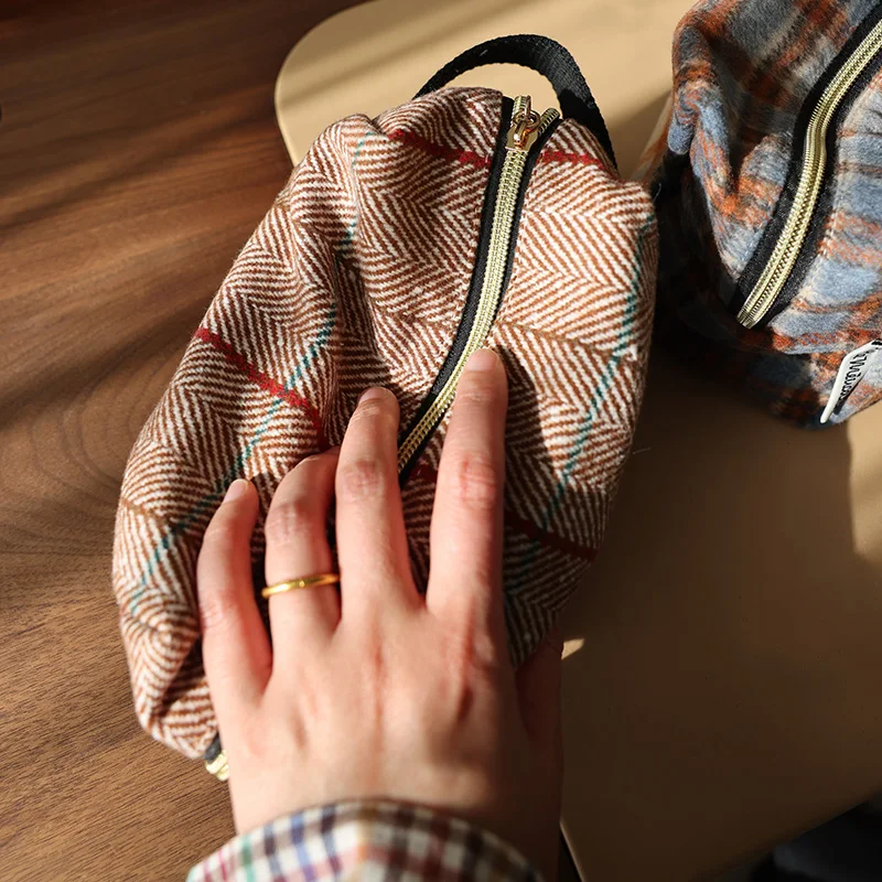 Plaid woolen cosmetic bag multifunctional portable large storage bag small fresh portable three-dimensional toiletry bag