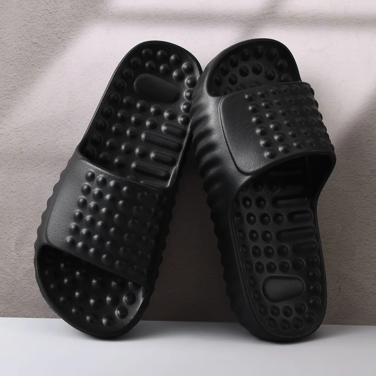 

New Fashion Anti-Slip Flip-Flops Lightweight Indoor Outdoor Slippers for Men Women and Couples