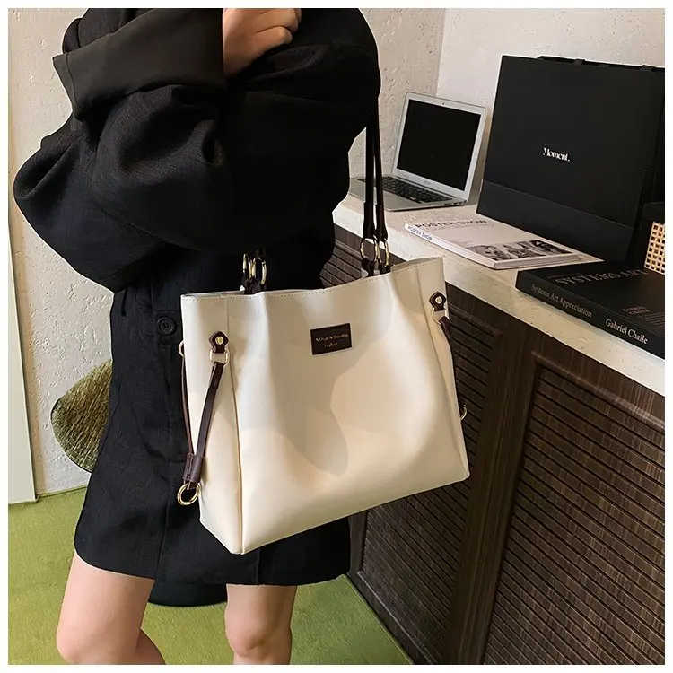

Повседневная сумка Essential Tote 2025 года – просторная сумка через плечо с тихой роскошной привлекательной