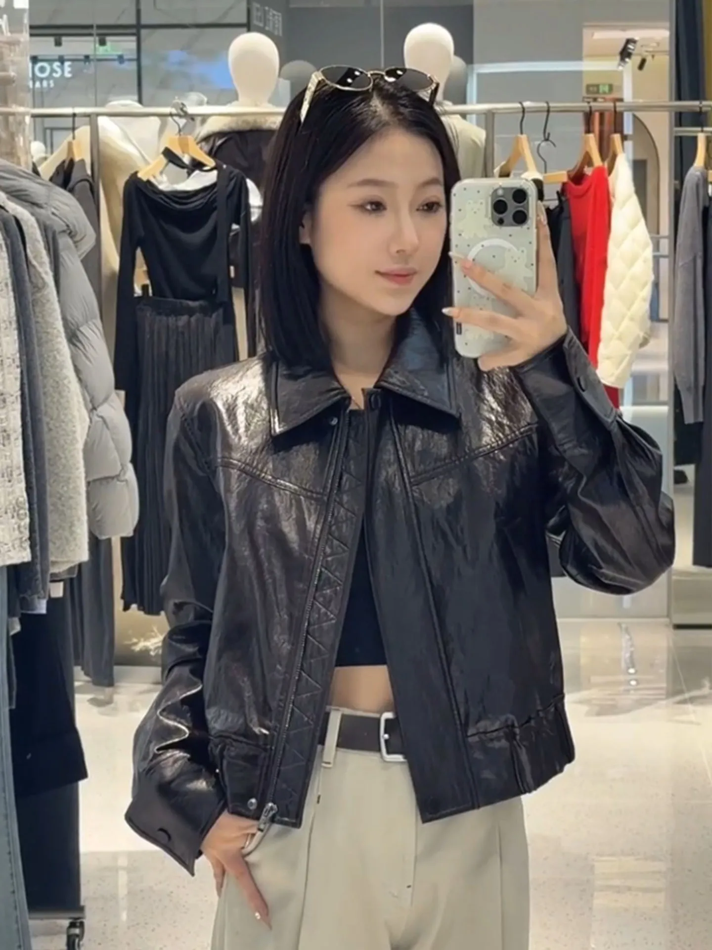 Jaqueta de Couro Retro para Mulheres, Estilo Motoqueiro, Primavera 2026, Com Zíper e Gola Alta