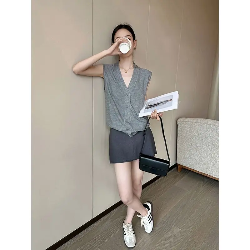 French Grey V-neck Knitted T-shirt Women's Summer New Sleeveless Stacked Fake Two-piece Vest Top
