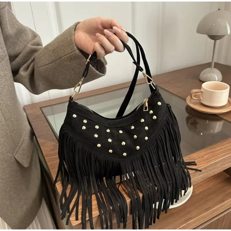 Lange Quasten-Nieten-Schultertasche, Damen-Umhängetasche mit Metallnieten-Design und Fransen, Vintage-Handtasche in Unifarben für Herbst und Winter – Detail 10