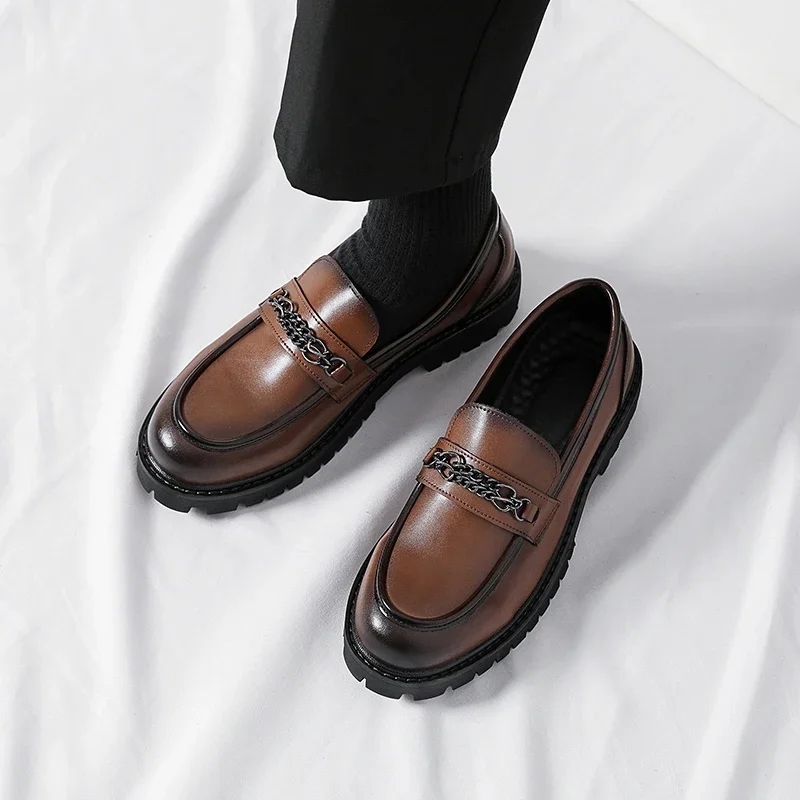 แฟชั่นผู้ชายรองเท้าLoafers PUหนาSoledรอบToeโซ่โลหะตกแต่งคลาสสิกสวมใส่ธุรกิจรองเท้าสบายๆ