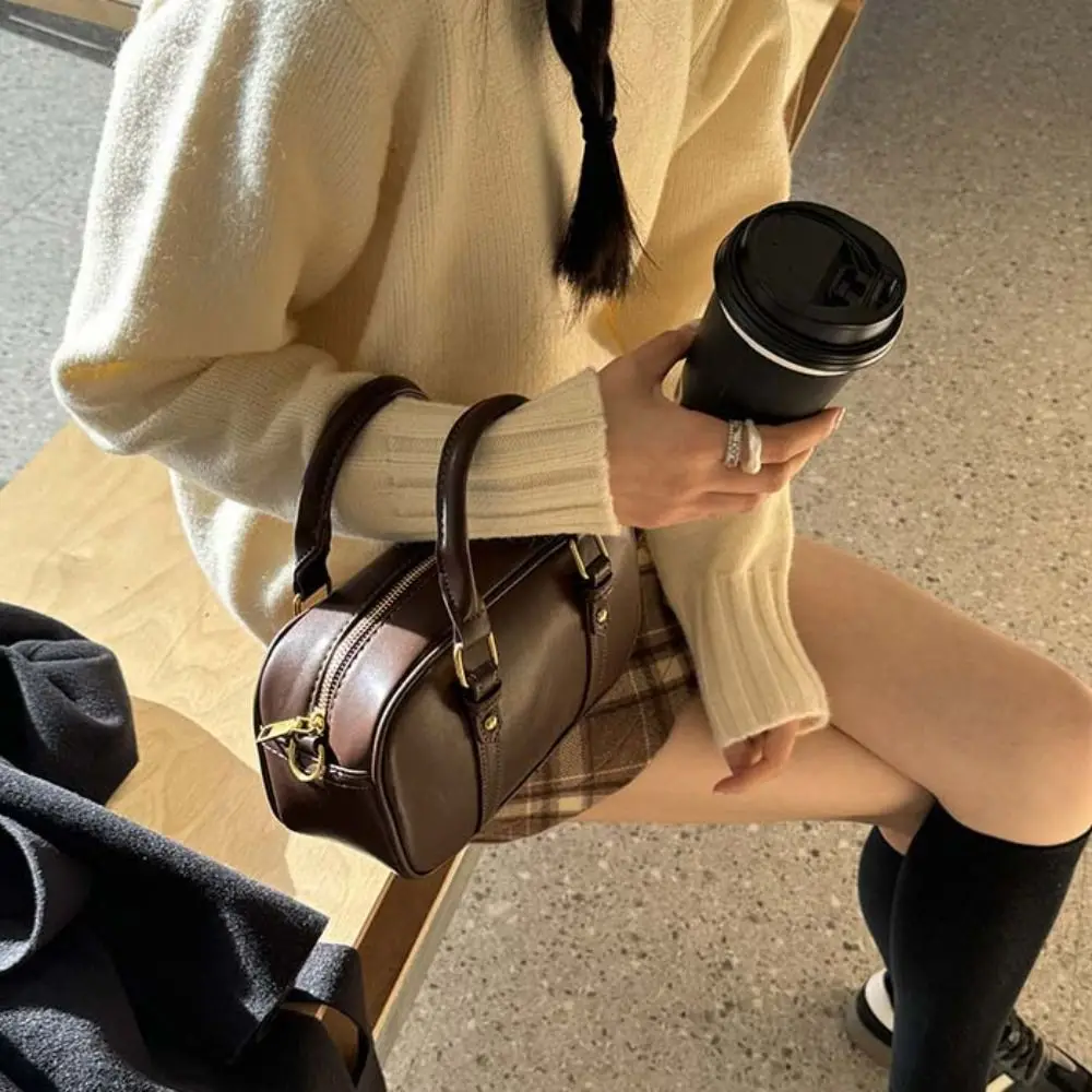 

Классическая сумка-боулинг из искусственной кожи, винтажная элегантная сумка через плечо в стиле Бостон, однотонная сумка-подушка в корейском стиле, уличная мода