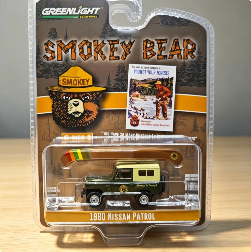 Green Light 1:64 Smoked Bear Series 3 - 1980 Nissan Patrol Roof Canoe Alloy diacast cast car model rebound toy