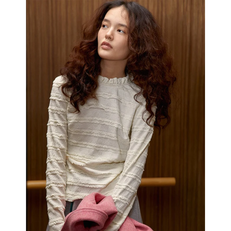 سترة نسائية مصممة بأكمام طويلة وياقة مستديرة مع تطريز دانتيل خريفي وأزرار خلفية وحزام، بأسلوب الشارع