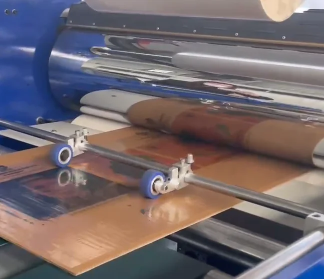 YTM Высокопроизводительный заводской полностью автоматический ламинатор горячего предварительного покрытия 1100 горячего прессования