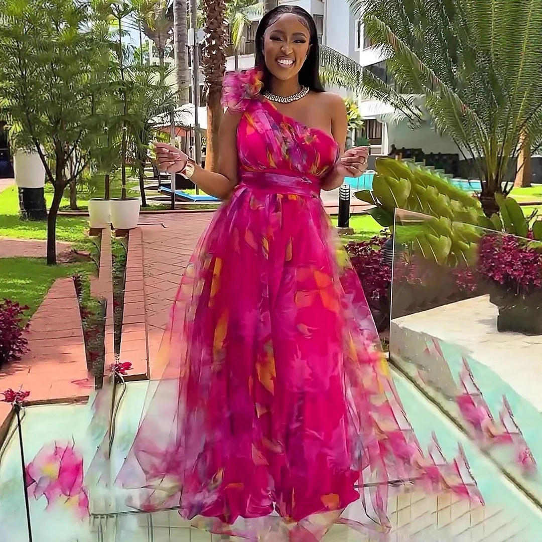 Blumendruck Tüll Maxikleid Einschultrig 3D-Blumen Taillengürtel Fließendes Plissiertes Damenkleid für Hochzeitsgäste Abendparty Formelles Kleid