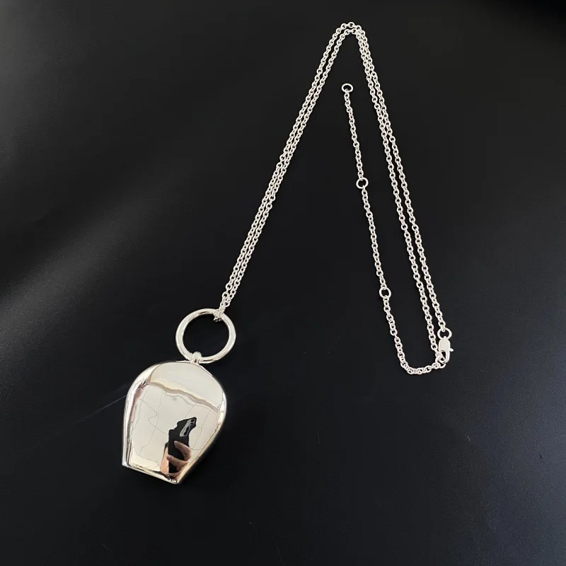 

2025 Fashion Classic European and American Luxury Hollow Bell Sweater Chain Design Advanced Fashion Banquet Gift