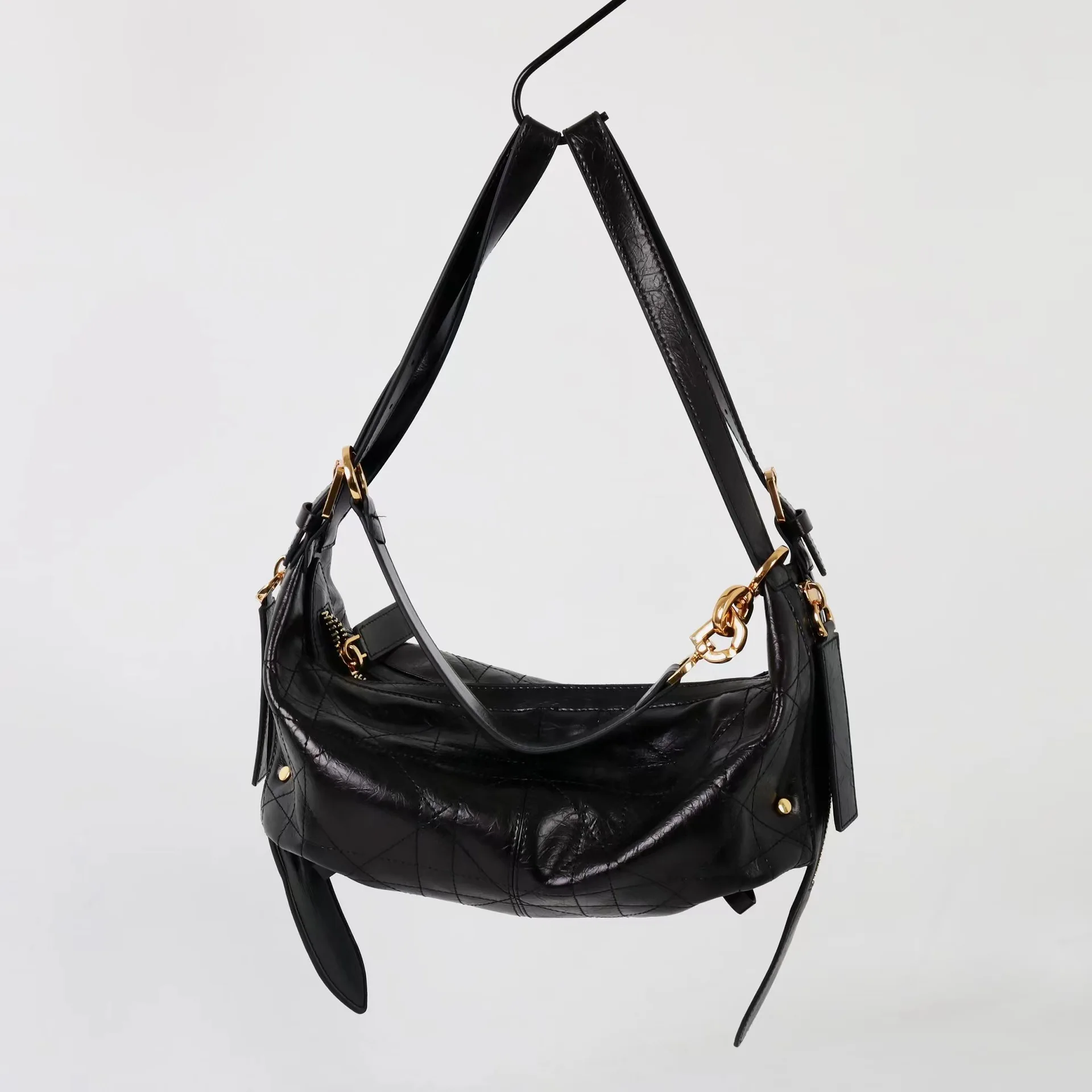 

2025 New First-layer Pleated Calfskin Oil Wax Lunch Box Bag Loose Lazy Versatile Commuter Casual Women's Bag