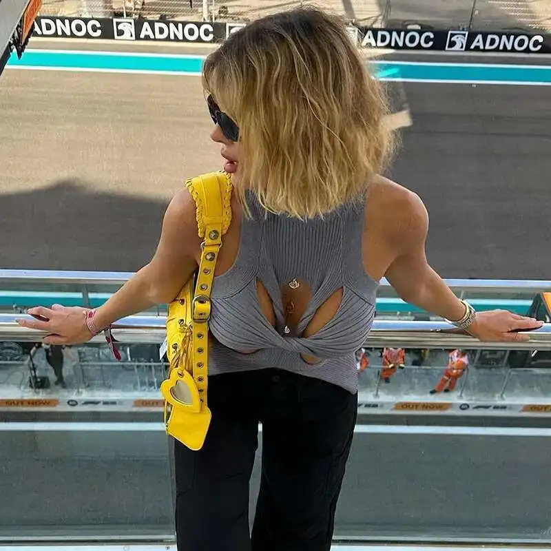 Sexy onregelmatig mouwloos uitgehold gedraaid wollen vest voor damesmode semi-hoge hals effen kleur blootgestelde navel top