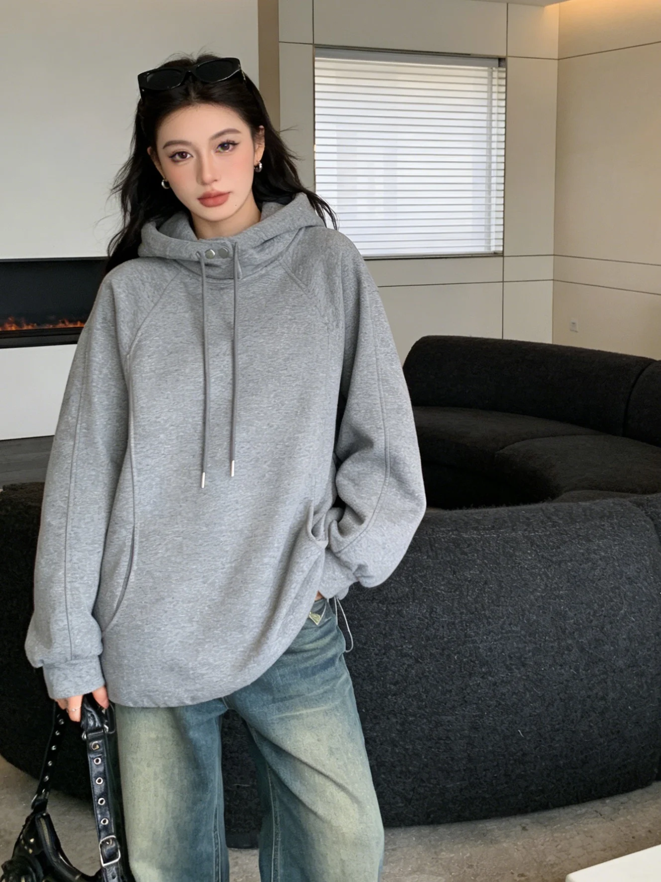 

Корейская свободная толстовка с капюшоном на флисовой подкладке для женщин, новая весенняя модель, повседневный свободный крой, теплая и удобная.