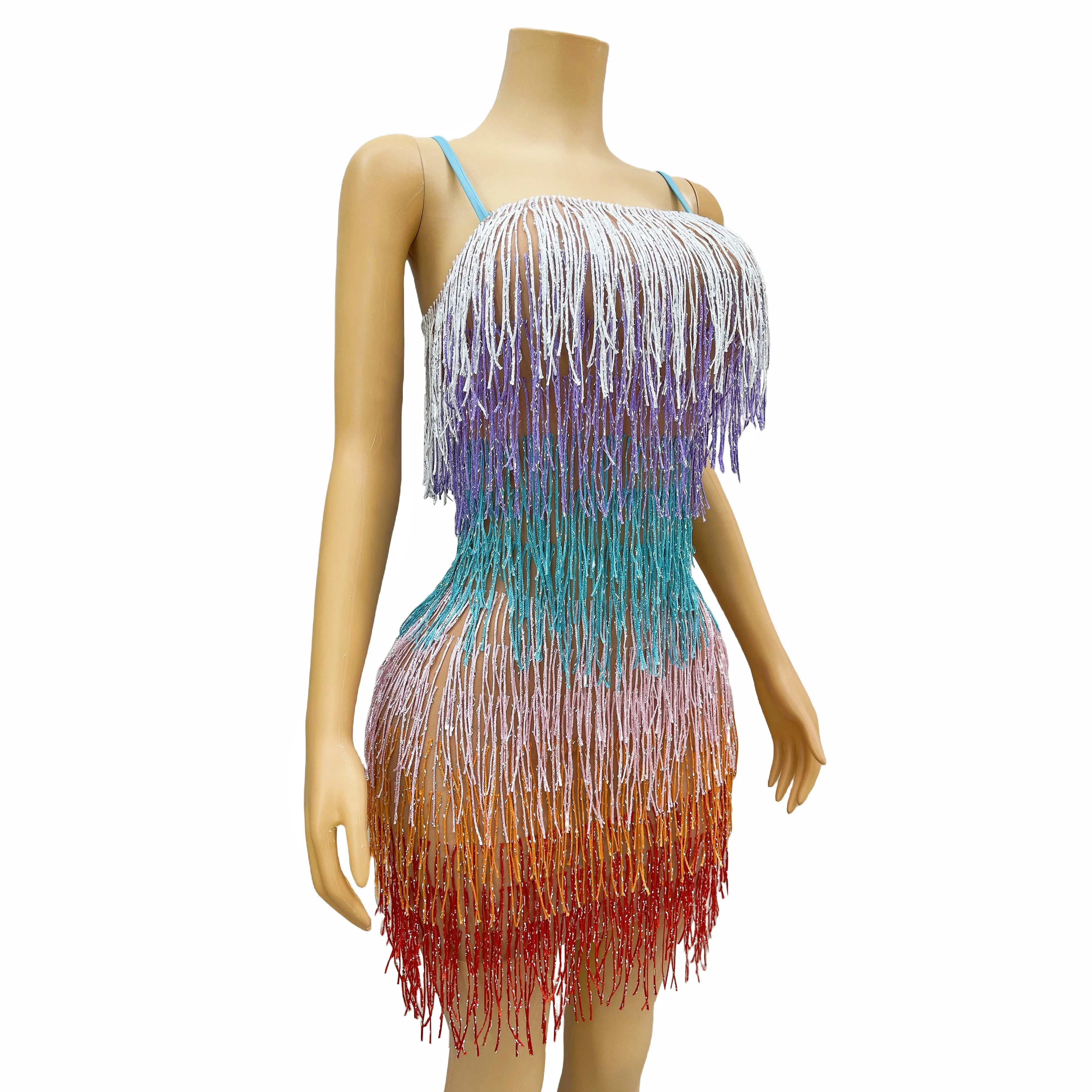 Abschlussfeier, Feiern, Ärmel, Sänger, modisches Outfit, sexy Sommerkleid mit bunten Quasten und Fransen