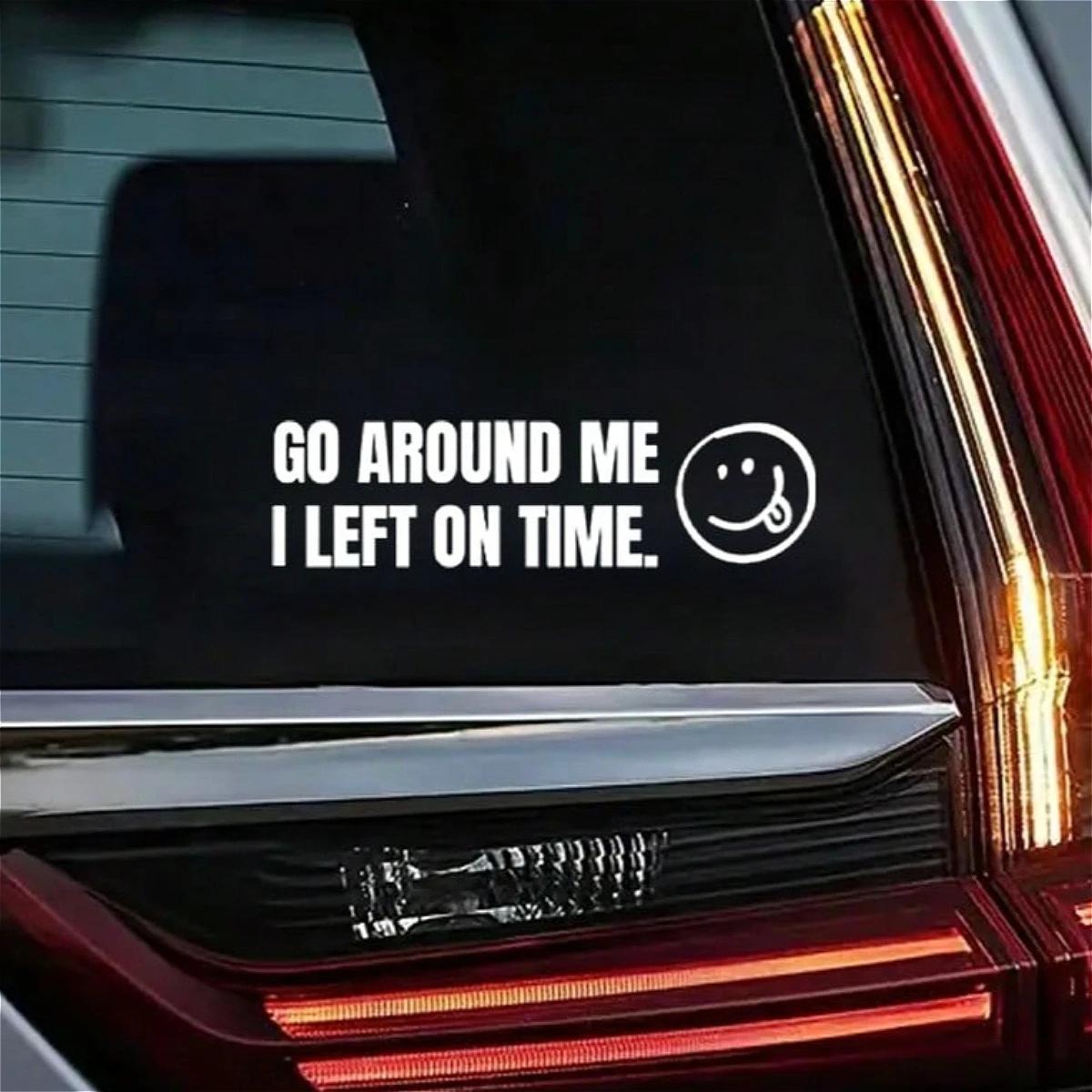 1 Stück 'Go Around Me I Left on Time' Lustiger Autoaufkleber, Wasserfester Vinyl-Aufkleber für LKW-Stoßstange, Fenster, Motorrad-Kraftstofftank-Dekoration