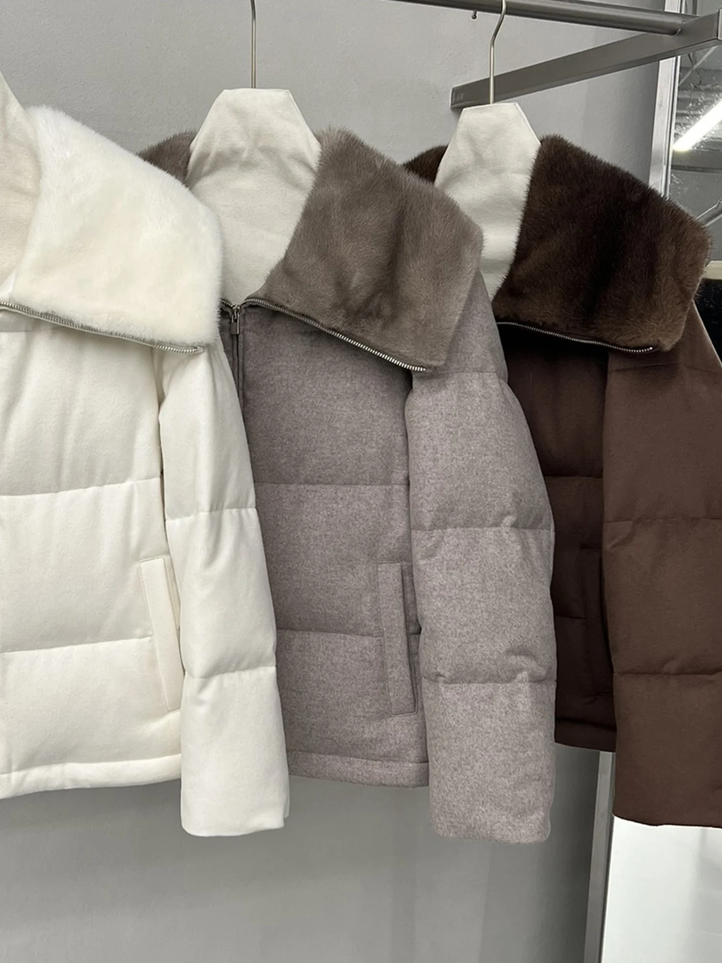 2025 겨울 신상 고품질 단색 니트 밍크 퍼 칼라 구스 다운 재킷 여성용, 숏 스타일, 따뜻함