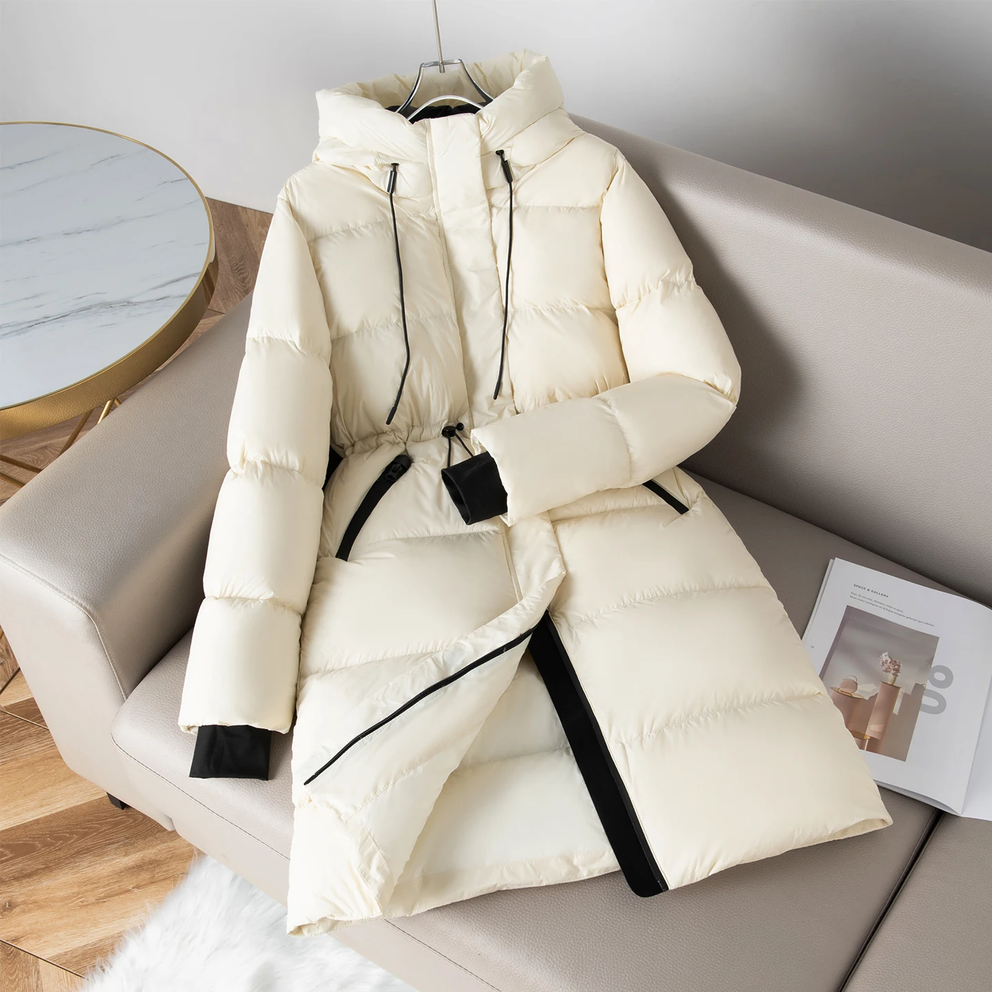 Schwarze Kapuzenjacke aus 90 % weißer Gänsedaunenjacke für Damen, modisch, hoher, flauschiger Kordelzug, langer Overknee-Gänsedaunenmantel, 2026 Winterneu