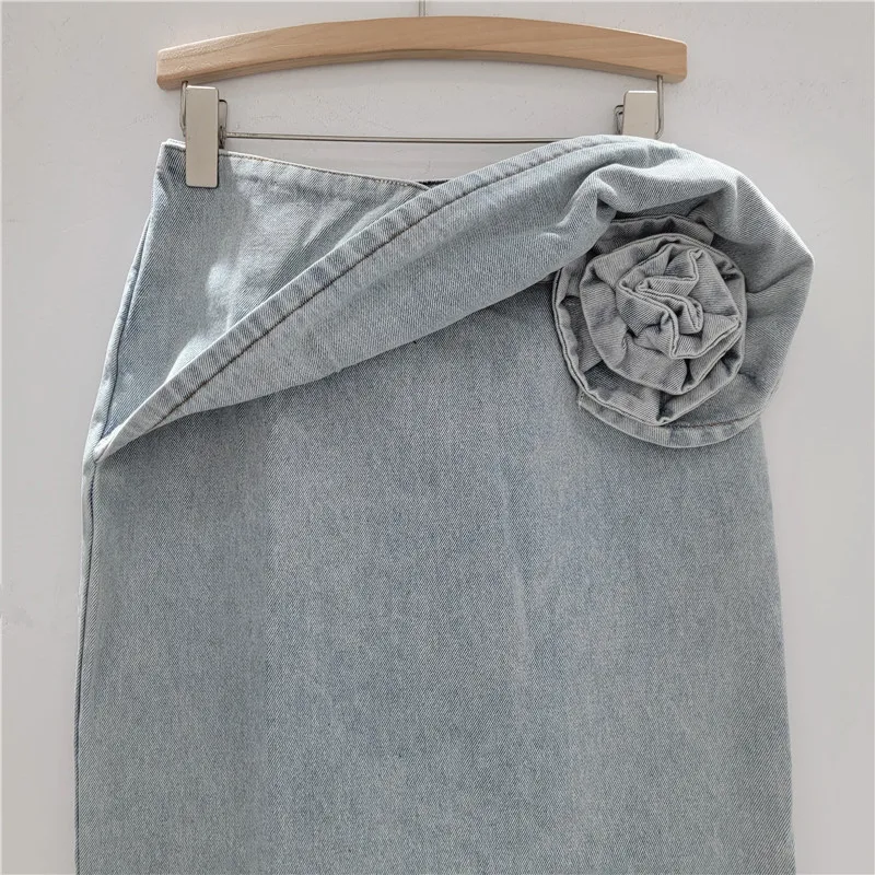 Rok Denim Mawar 3D. Gaun bodycon A-line berpinggang tinggi ini menampilkan detail tengah yang berbunga yang menakjubkan untuk tampilan yang chic.
