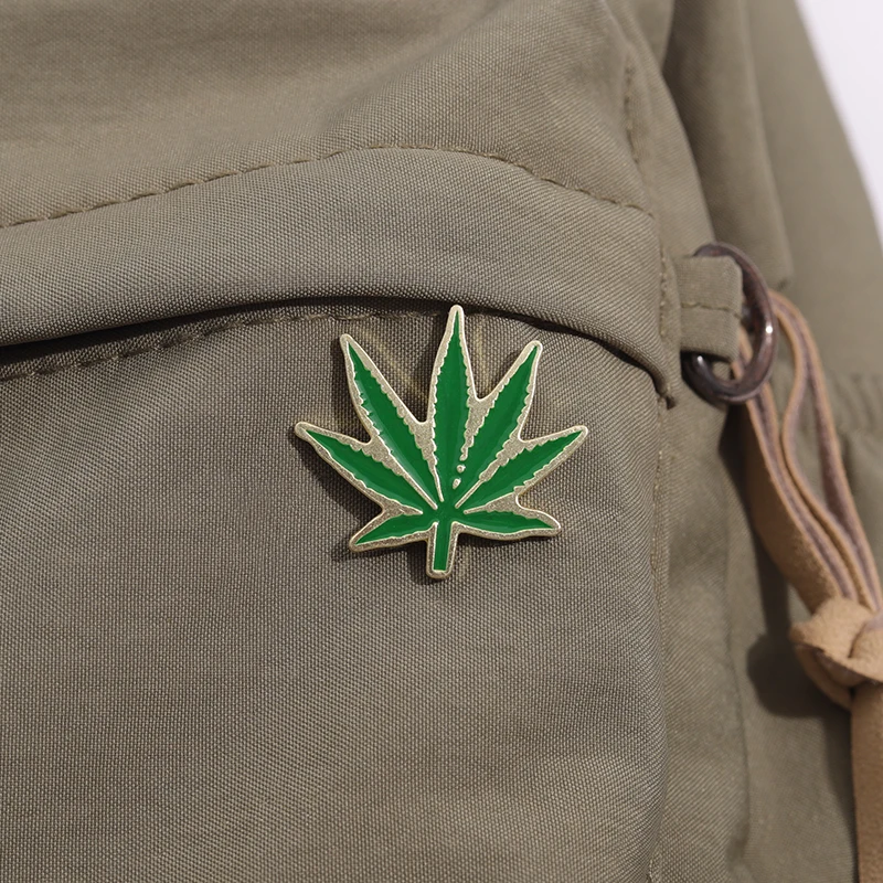 Green Maple Leaf Enamel Pin Creative Vintage Tree Leaf Metal Brooch Lapel Backpack Badge Jewelry Gift for Friends