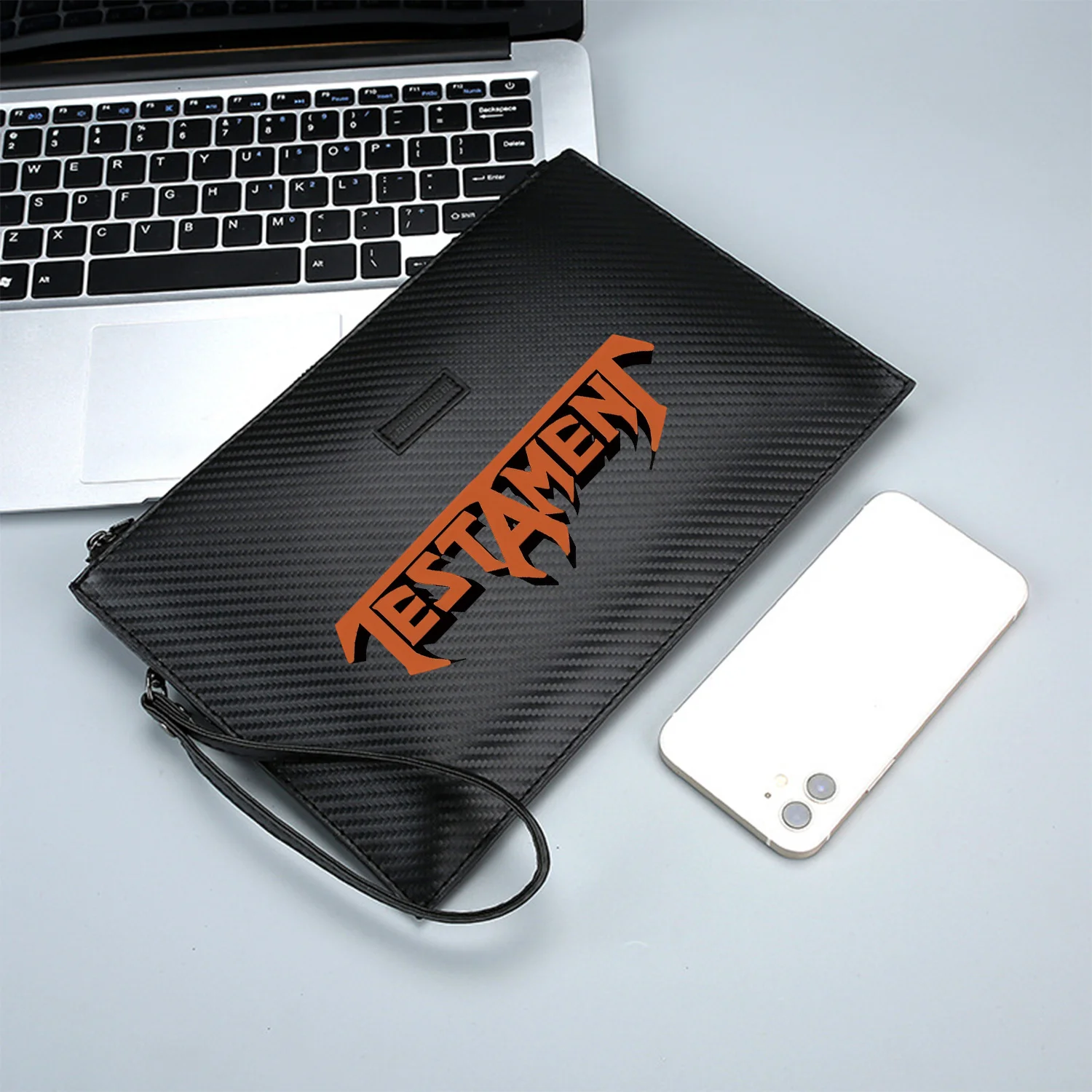 حقيبة يد رجالية من البولي يوريثان بتصميم شعار معدني بشريط نصي أنيق ومطبوع وعملي للحمل اليومي