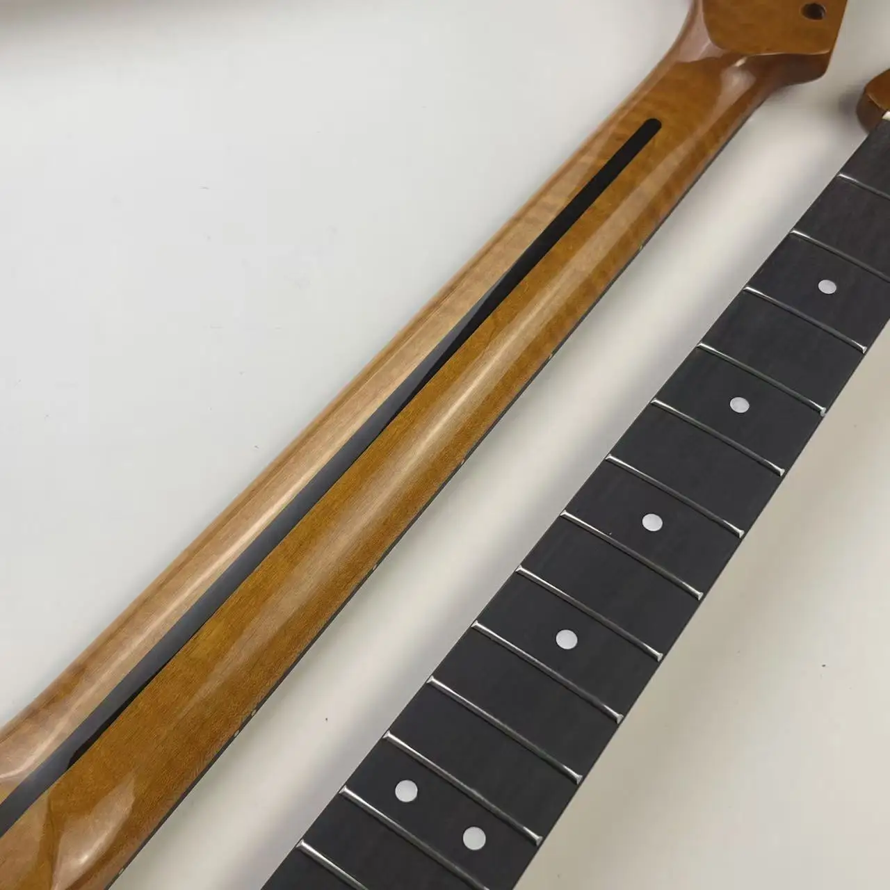 

Electric Guitar Neck ST Roasted Maple Glossy Flame Pattern Rosewood Fretboard 22 Frets for Guitar Making