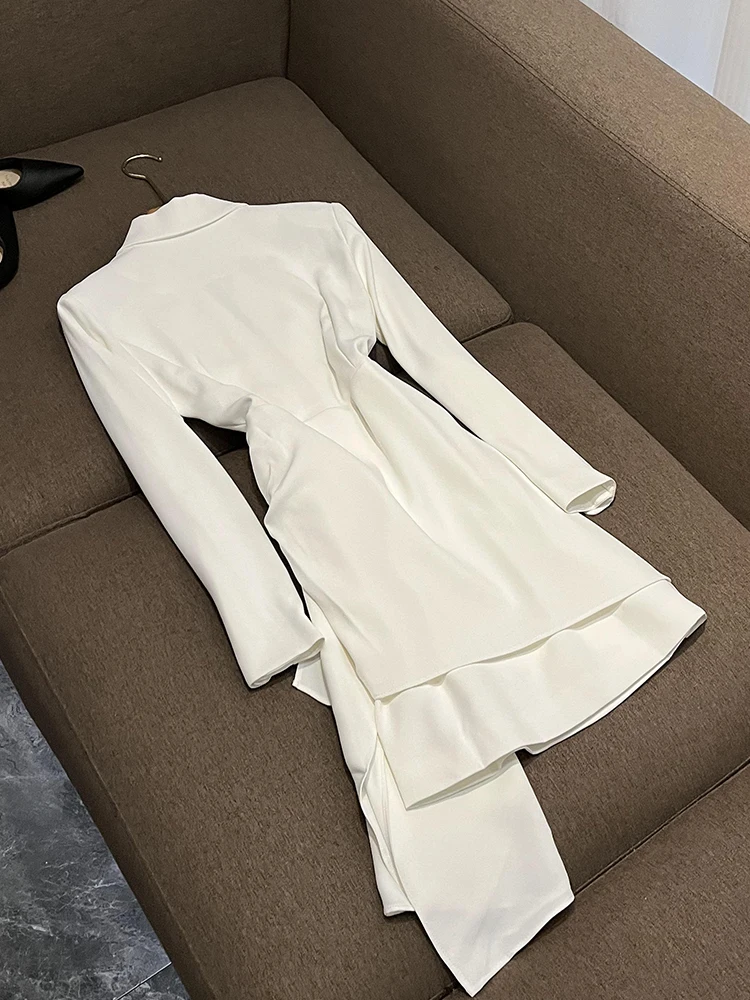 Suknia wieczorowa w kolorze białym z dekoltem w serek, wyszczuplająca sylwetkę, elegancka, długa, z rękawami, podkreślająca talię, w stylu francuskim.