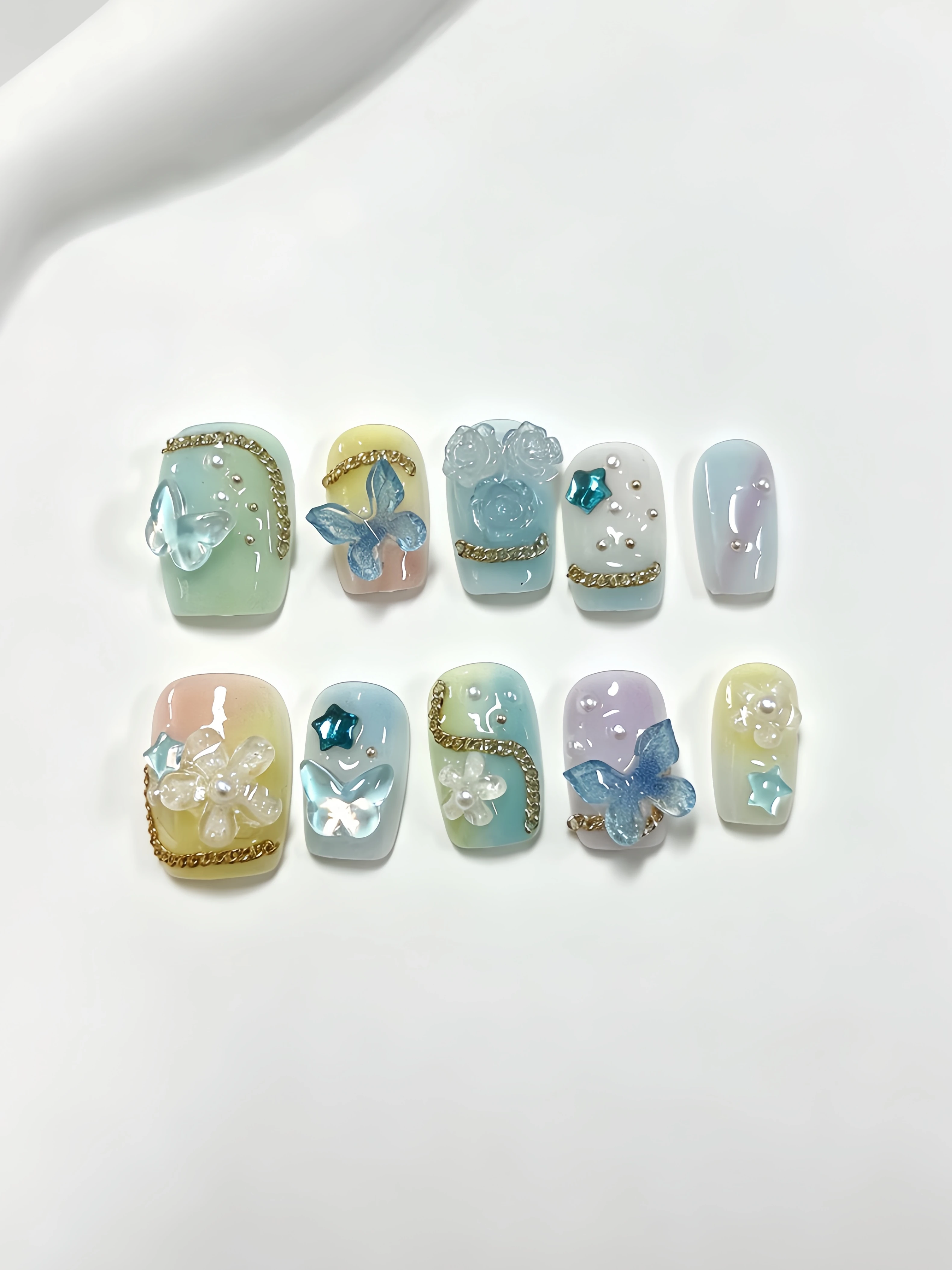 10-Piece Short Square Round Press-On Nails, Ice Blue and Purple Gradient Base with 3D Rose, Blue Diamond, and Gold Chain Nail Art, Ins Simple Commuter Style, Versatile for Daily Afternoon Tea, Gentle Korean Style