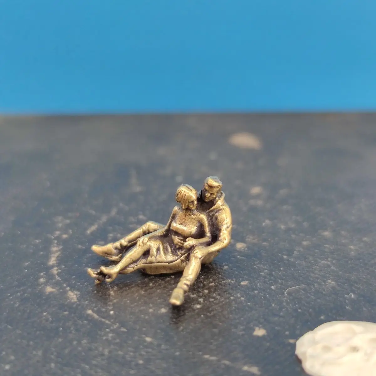 Brass Couple Hug Miniature Figure 1/64 Scale Model, Boyfriend and Girlfriend Photography Prop, Macro Character Doll, in Stock