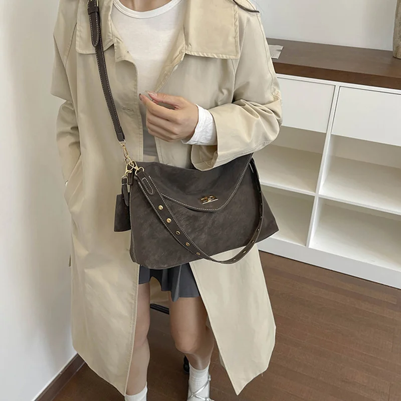 Elegante Casual Damen-Umhängetasche Vielseitige Schultertasche im Retro-Stil Pendler-Tragetasche Weiches PU-Material Mittlere Größe – Detail 11