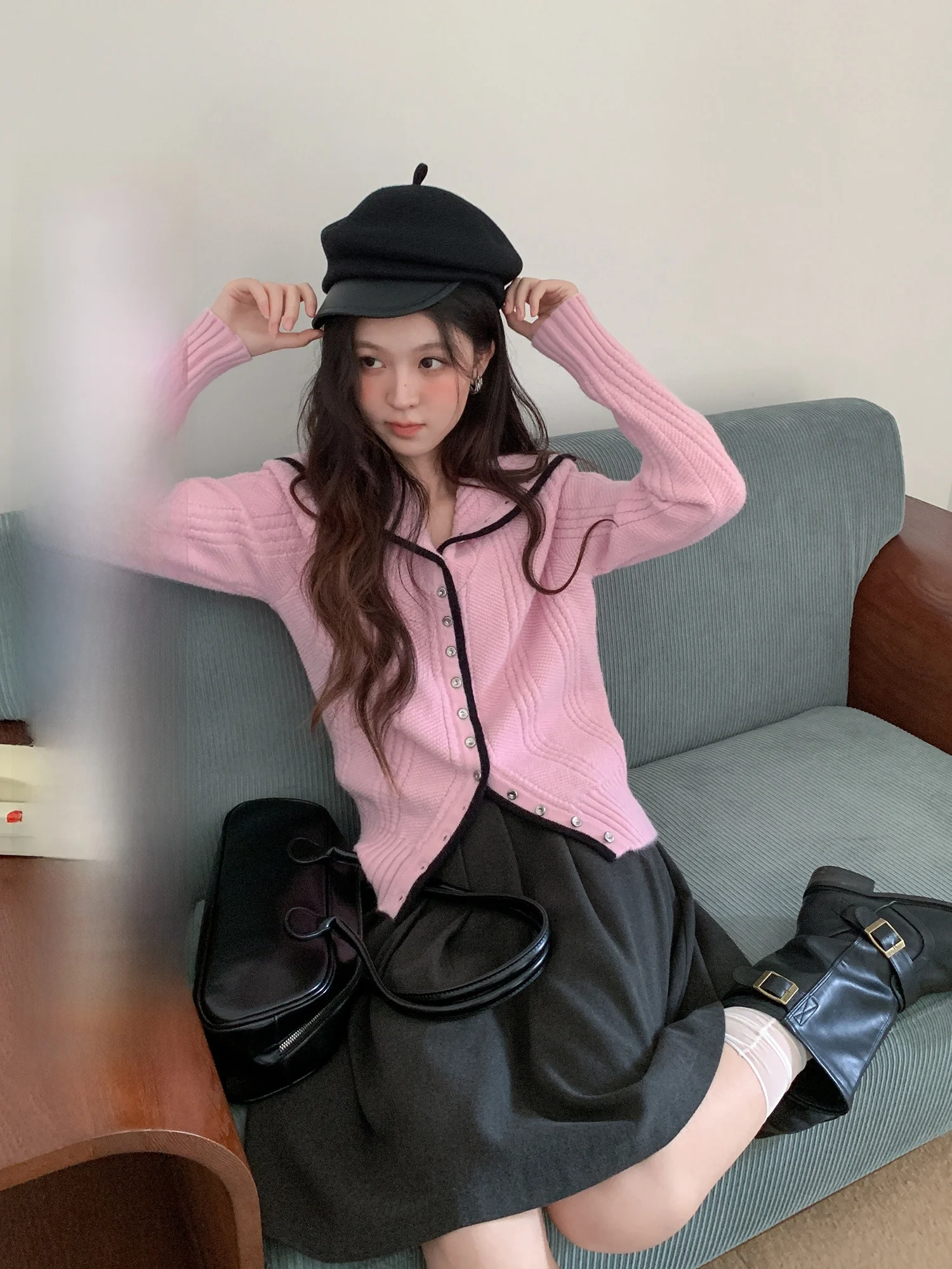 

Новый женский вязаный кардиган Mixd розово-темно-синего цвета с открытым передом, с длинными рукавами и темно-синим воротником, для весны-зимы 2026 года.