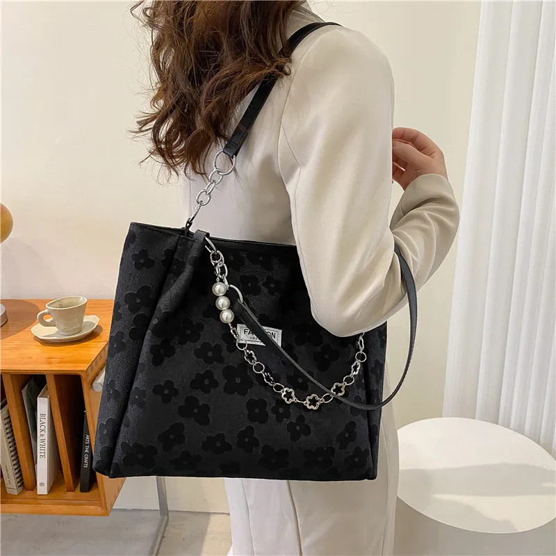 Bolso de gran capacidad con encaje de flores para mujer, bolsa de tela con textura y cadena de perlas, bolso de viaje de diseñador, novedad de 2023