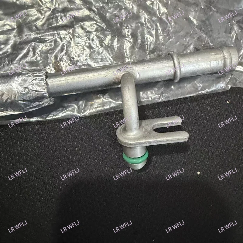 LR121400 T4A41049 is suitable for L and Rover Ja guar rear cylinder head water pipe coolant drain pipe