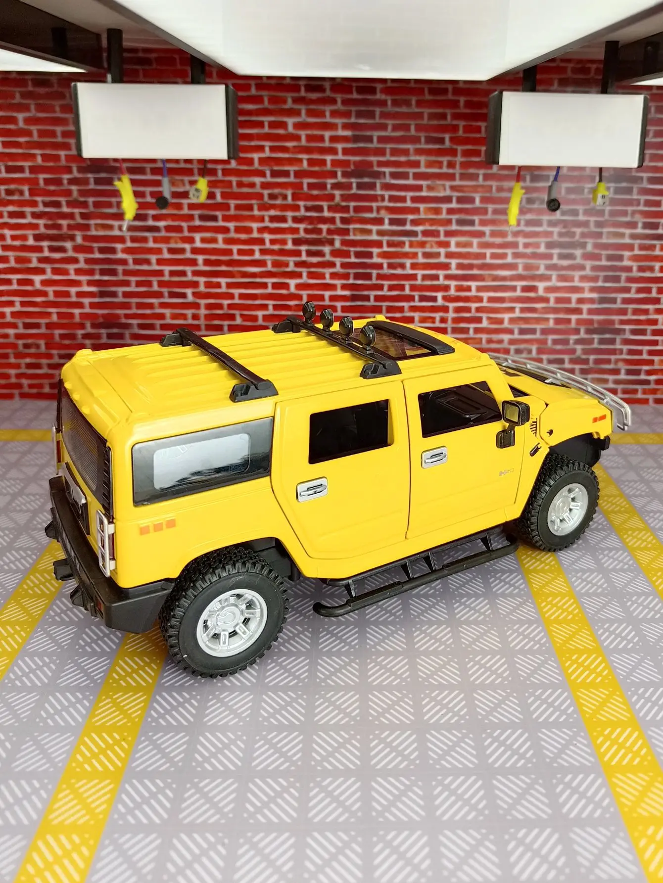 1:24 simulation Hummer H2 alloy  model,doors and engine hood, trunk can be opened has sound and lighting suitable for collection