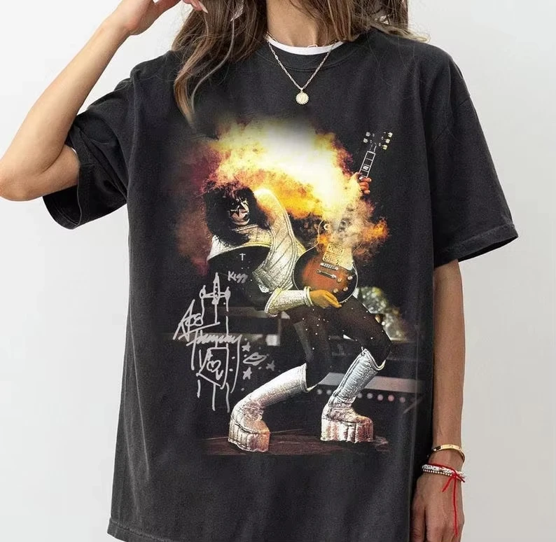 RIP Ace Frehley 2025 قميص رائد فضاء روك آند رول ليجند تحية قبلة الفرقة الموسيقى المشجعين خمر نمط للجنسين تي شيرت الراحة في السلطة #1