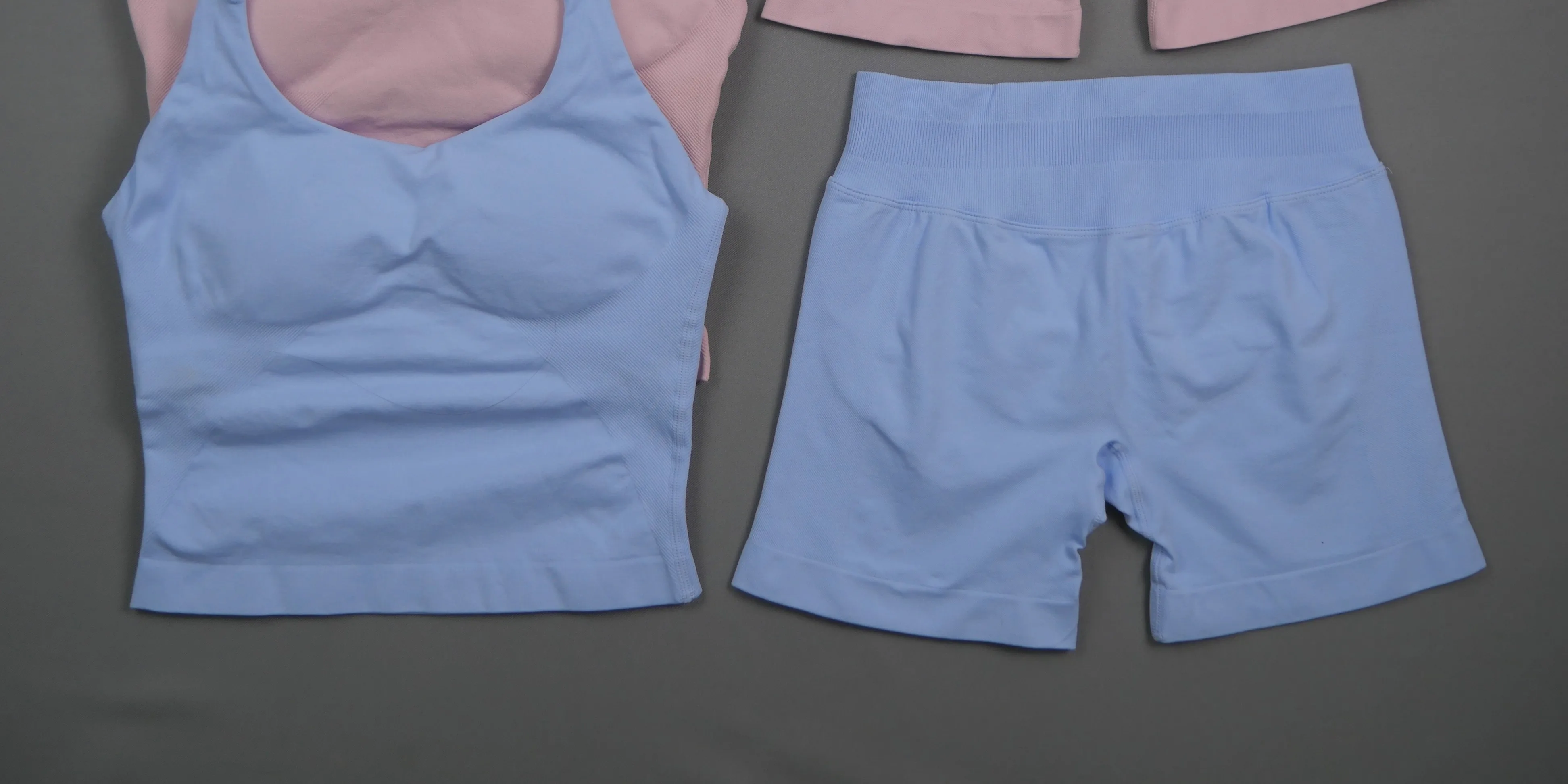 Nahtloses 2-Teiliges Yoga-Set für Damen, Langes Tanktop mit Breiten Trägern, Bauchkontrolle, Hochtaillierte Shorts, Schnelltrocknend, Hochelastisch, für Fitness – Detail 5