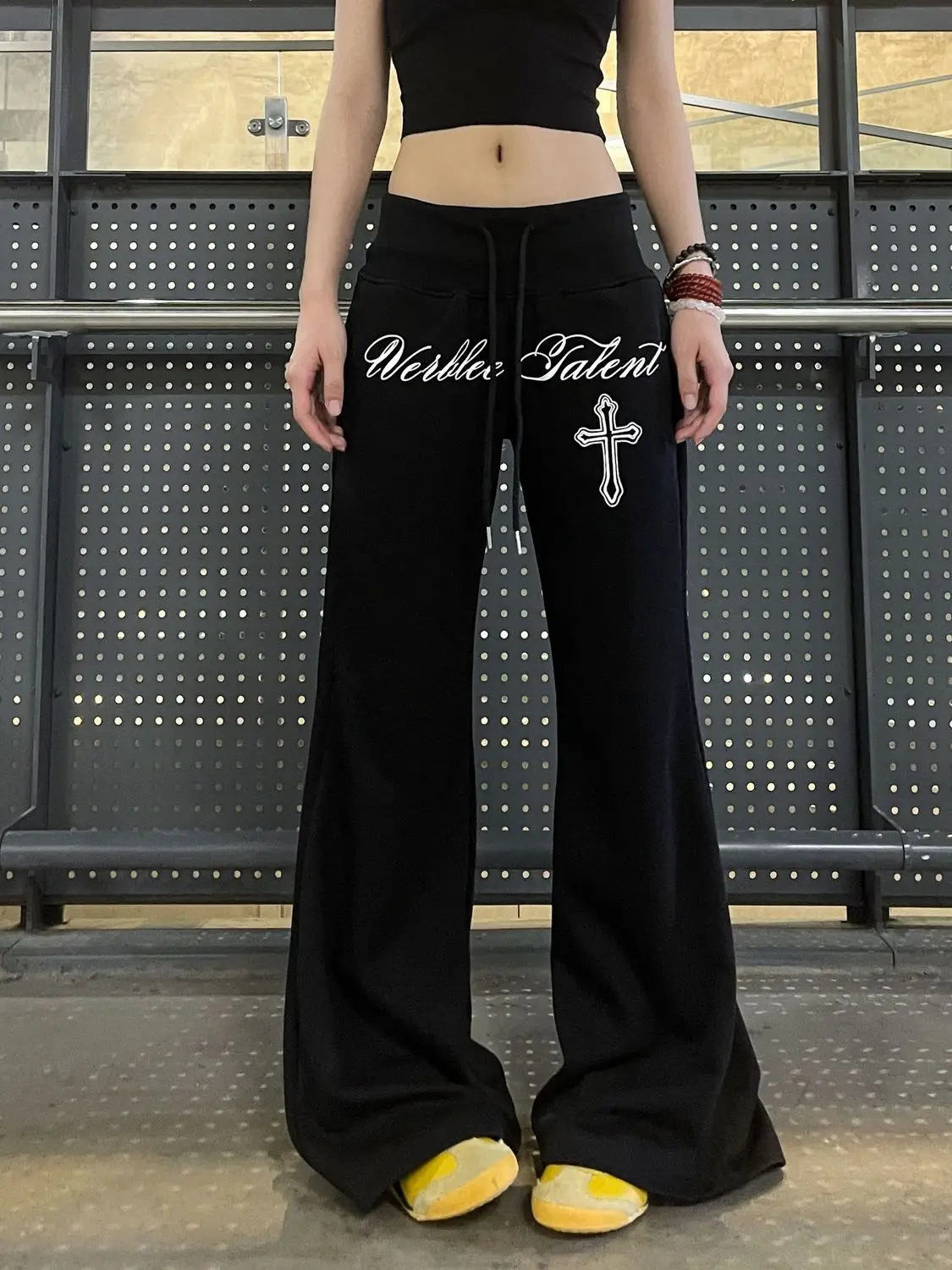NUOVI pantaloni sportivi a zampa d'elefante grigi da donna punk americani pantaloni con coulisse a vita larga con grafica incrociata vestibilità ampia streetwear casual