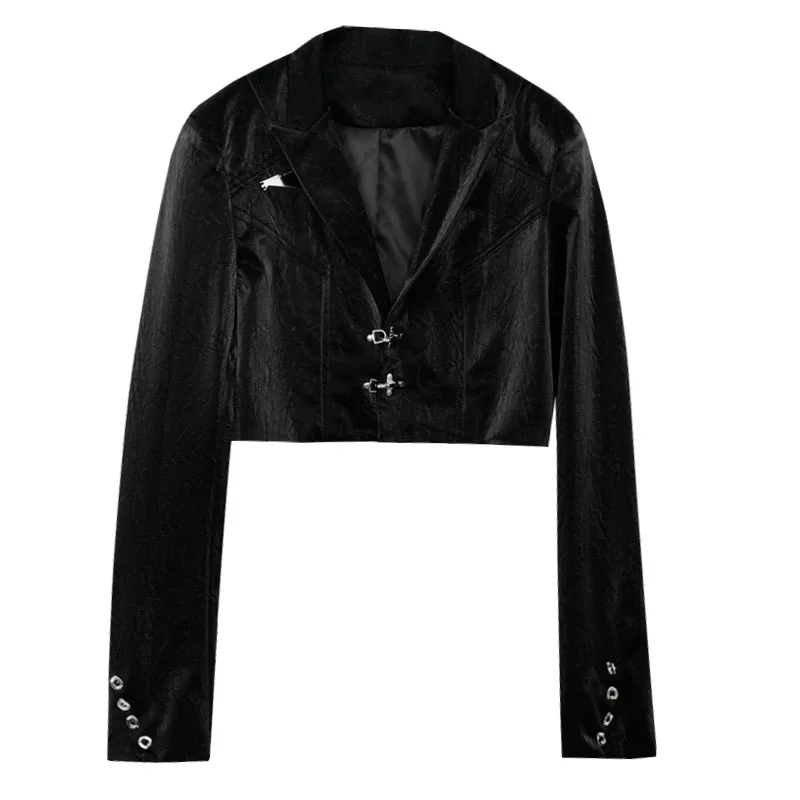 เสื้อแจ็คเก็ตผู้หญิงแฟชั่นสตรีทสไตล์ รุ่นสปริง 2026 ผ้าเมทัลลิกสีน้ำเงิน หรือหนัง PU แบบยับ ดีไซน์ติดกระดุมและตัดต่อผ้า ทรงเอวสูง
