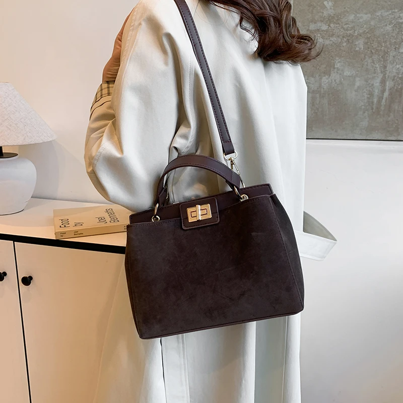 A simple and versatile women's handbag made of suede with a solid color and a luxurious feel, suitable for everyday use