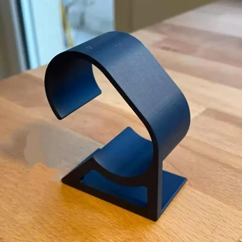 3D-gedruckter Uhrenständer mit geschmeidigem, geschwungenem Design und stabiler Basis zur Aufbewahrung von Uhren am Bett. – Detail 3
