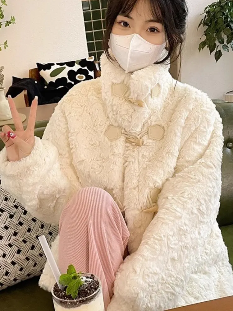 เสื้อโค้ทขนแกะนุ่มสำหรับผู้หญิง สีขาว สไตล์ลำลอง สำหรับฤดูหนาว ติดกระดุม ผ้าฝ้ายอุ่น ทรงหลวม สไตล์หวาน เรียบง่าย