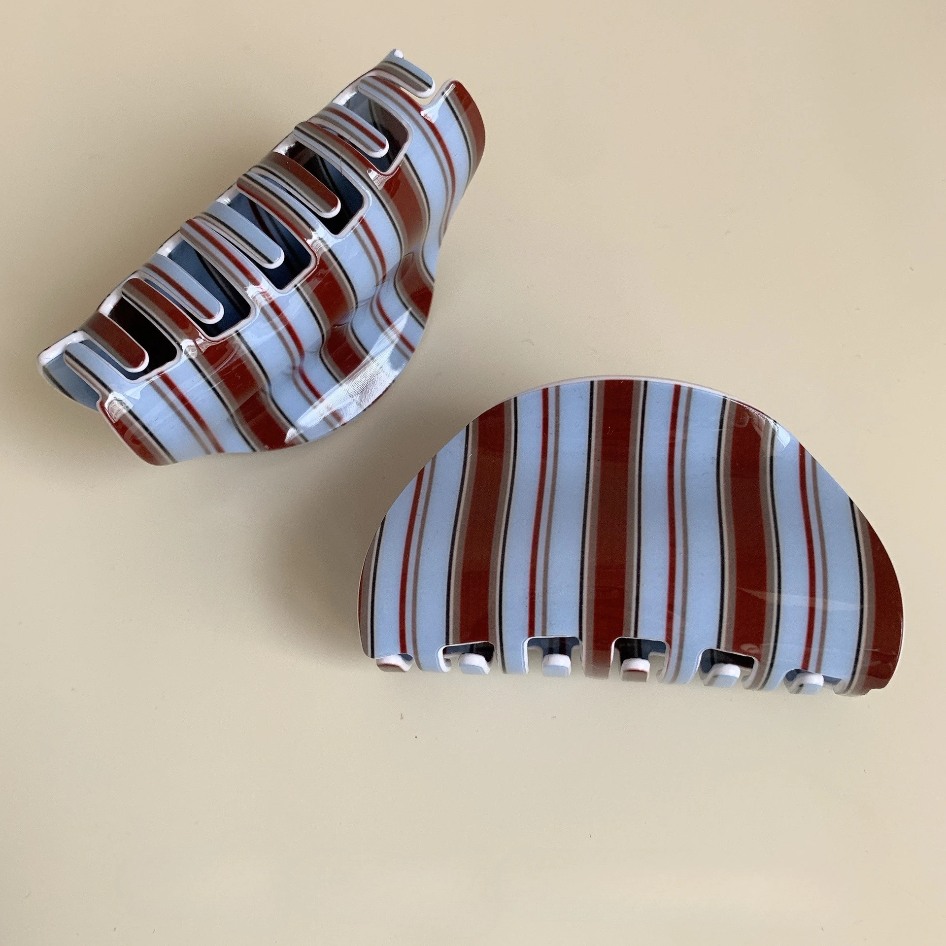 

DS Retro Blue Coffee Stripe Hair Claw 8CM Medium Size Acrylic Claw Clips INS Trendy Hair Clips Hair Accessories for Women Girls