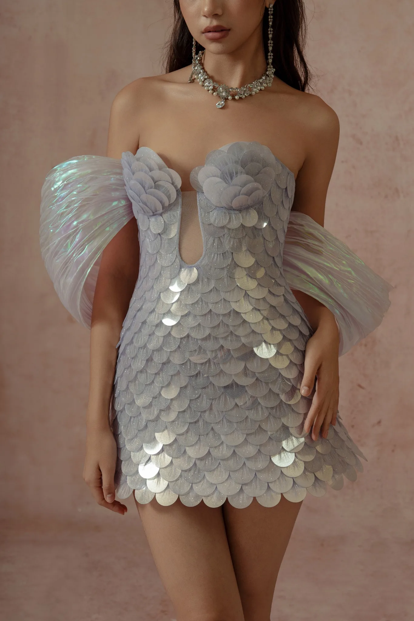 فستان قصير مزين بالترتر الفضي مع أكمام شفافة من الريش على شكل ذيل حورية البحر، فساتين سهرة عصرية للمهرجانات